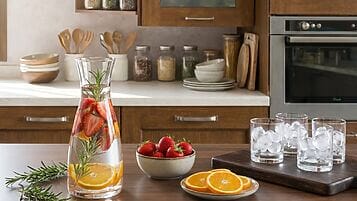 Acqua con fragole, arancia e rosmarino