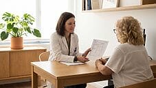 Donna che riceve una buona notizia dal medico