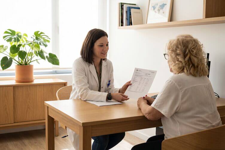 Donna che riceve una buona notizia dal medico