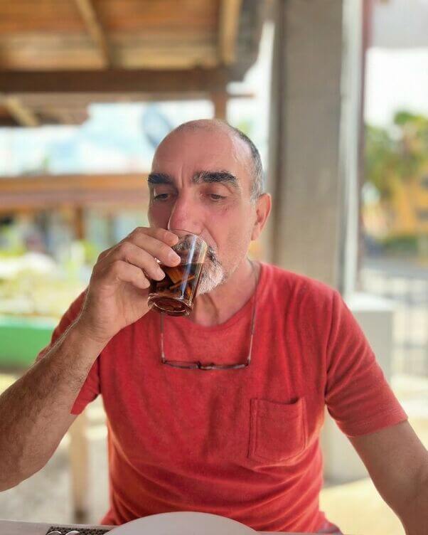 Gabri che beve mamajuana a Bayahibe
