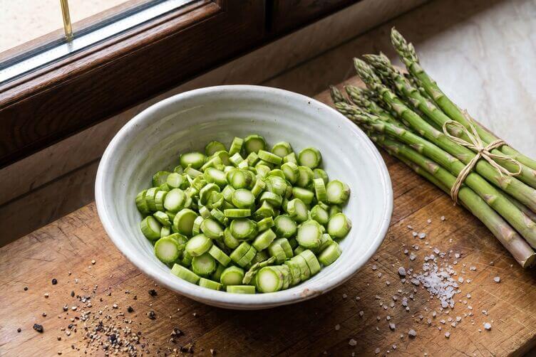 Conservare asparagi: smettete di buttare i gambi degli asparagi I gambi degli asparagi diventano tesoro