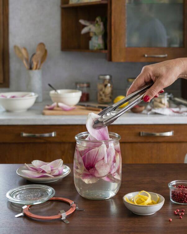 Riempimento del vasetto con i petali di magnolia