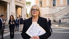 Tiziana davanti a un edificio istituzionale per raccontare la battaglia sul nichel e la SNAS