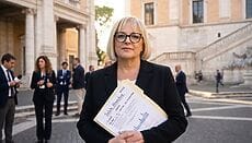 Tiziana davanti a un edificio istituzionale per raccontare la battaglia sul nichel e la SNAS